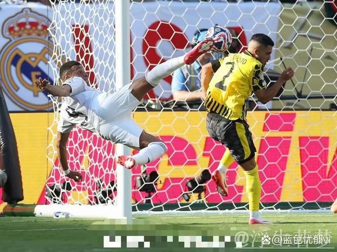 姆巴佩惊险一幕:假摔逃牌遭遇进球被吹,贝林厄姆助力脱困,德容怒怼VAR裁决 姆巴佩惊险一幕:假摔逃牌遭遇进球被吹,贝林厄姆助力脱困,德容怒怼VAR裁决